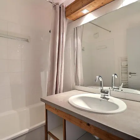 Apartment Skis Aux Pieds, 6 Pers, 2 Pieces Cabine, Balcon, La Tania - Fr-1-182a-7 Courchevel