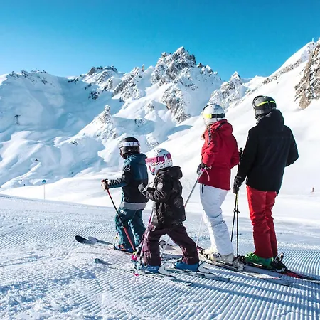 Skis Aux Pieds, 6 Pers, 2 Pieces Cabine, Balcon, La Tania - Fr-1-182a-7 * Courchevel
